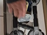 un homme en train d'ouvrir une boîte contenant des outils