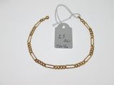 Gros plan sur un bracelet en chaîne en or portant une étiquette