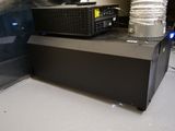 une photo montrant une pile d'appareils électroniques posés sur une table