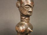 un gros plan sur la statue d'un homme coiffé d'un chapeau