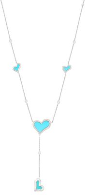 un collier blanc et bleu avec un pendentif en forme de cœur