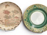 deux assiettes vertes et dorées ornées de motifs sur un fond blanc