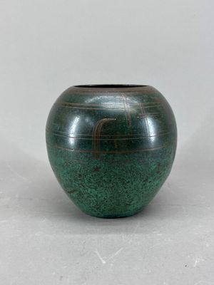 un vase vert posé sur une table