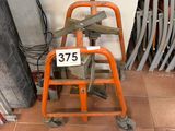une petite chaise orange posée par terre