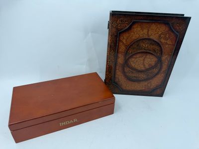 Deux boîtes en bois sont posées l'une à côté de l'autre sur une surface blanche.