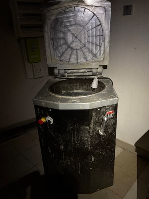 une photo en noir et blanc d'un téléviseur posé sur une poubelle noire