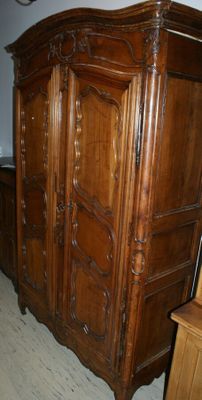 1 Armoire en bois sculpté ouvrant à 2 portes à corniche cint…