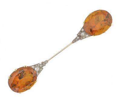 une paire de boucles d'oreilles en verre orange et diamants
