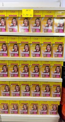 un présentoir de produits capillaires proposés à la vente dans un magasin