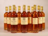 six bouteilles de vin sont alignées sur une table