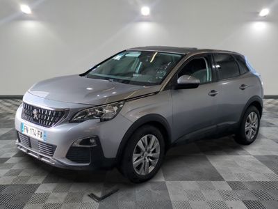 la voiture argentée est garée dans le garage sur un sol en damier