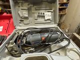 une boîte à outils contenant des outils, dans un garage