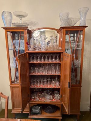 un meuble sur lequel sont posés de nombreux verres