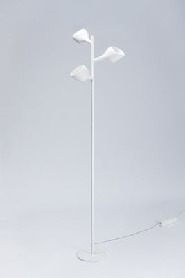 un lampadaire blanc avec trois lampes de chaque côté