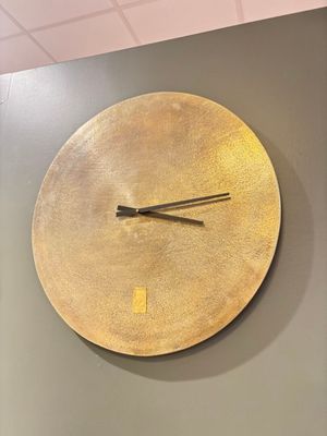 Pendule en métal doré COCO MAISON largeur environ 40 cm - Photo 1