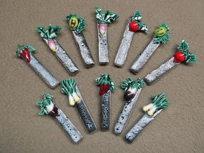 tout un assortiment de légumes variés qui se trouvent sur les baguettes