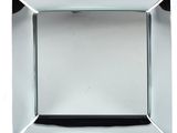 assiette rectangulaire en argent avec une bordure noire sur fond blanc