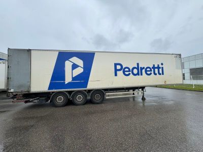 Le camion est garé sur le parking situé devant le bâtiment.