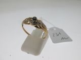 Gros plan sur une bague en or ornée d'un diamant noir