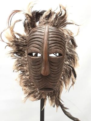 Afrique. Songye. Masque à plumes en bois sculpté.