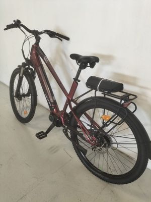 un vélo appuyé contre un mur