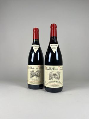 deux bouteilles de vin rouge posées l'une à côté de l'autre sur une table