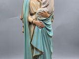 une statue de femme tenant un enfant dans ses bras