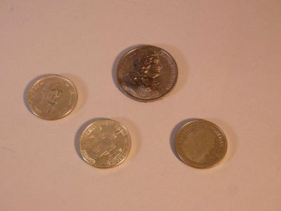 quatre pièces différentes posées les unes à côté des autres sur une surface blanche
