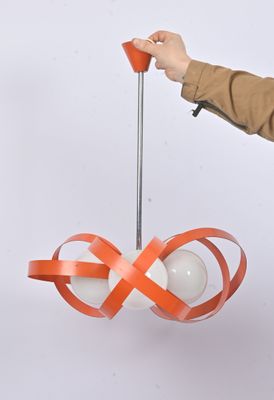 Années 70, suspension à trois globes en verre blanc