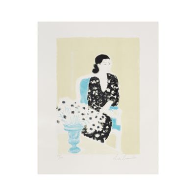 un tableau représentant une femme assise sur une chaise, avec des fleurs dans un vase