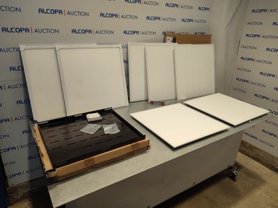 une table sur laquelle sont posés de nombreux tableaux blancs