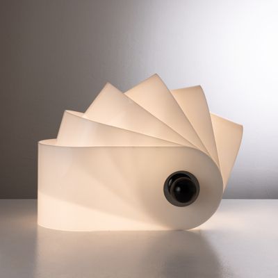 l'image d'une lampe posée sur une table