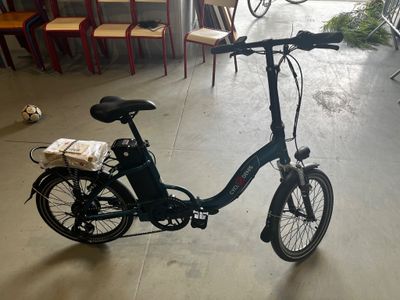 un vélo garé dans un garage