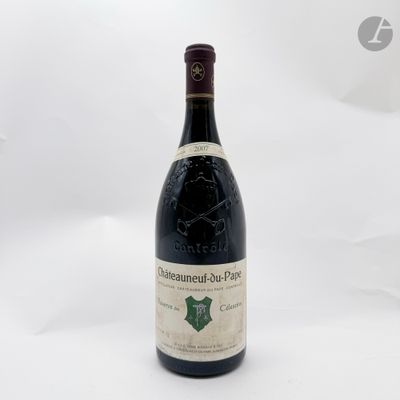 une bouteille de vin posée sur une table