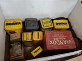 une boîte remplie d'objets assortis qui s'y trouvent