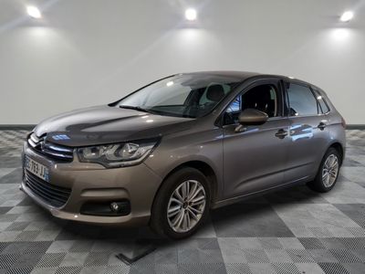 La nouvelle Citroën est garée sur un sol carrelé à damier.