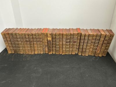 une pile de vieux livres posée sur un sol noir