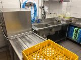 une cuisine équipée d'un évier et d'un lave-vaisselle