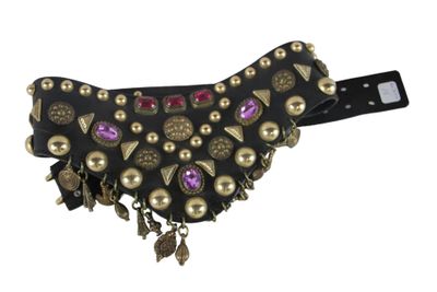 une image représentant une ceinture noire ornée de pierres dorées et roses