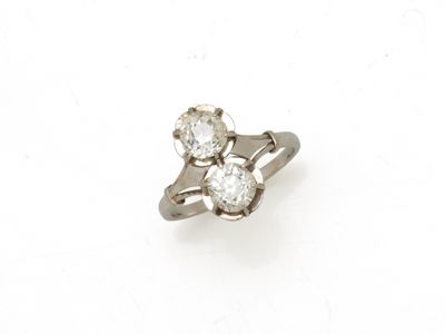 une bague en or blanc 18 carats sertie de diamants