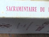 une pile de livres posée sur une table en bois