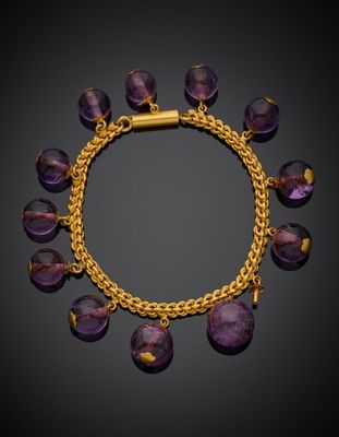 un bracelet en or avec des améthystes et des améthystes