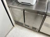plan de travail en acier inoxydable dans une cuisine professionnelle, sur lequel est posé un grille-pain