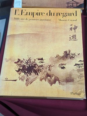 un livre posé sur une table