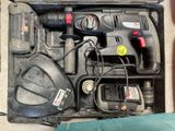 une boîte contenant des outils posée sur le sol
