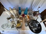 une table sur laquelle se trouvent de nombreux objets différents