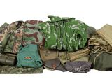 un tas de matériel militaire sur fond blanc