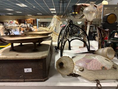 une table sur laquelle se trouvent de nombreux objets différents