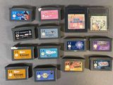 plein de cartouches de jeux Nintendo posées sur une table