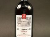 une bouteille de vin posée sur une table
